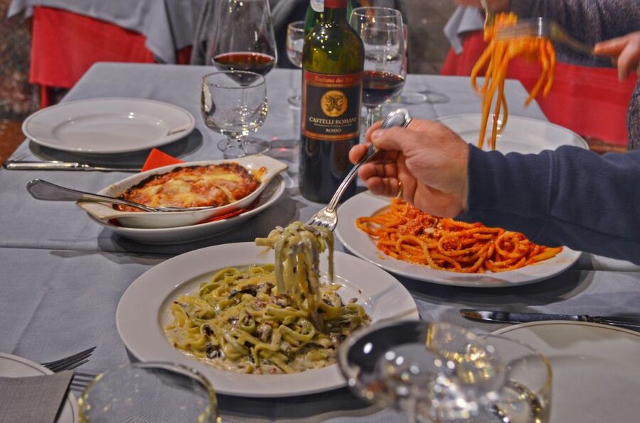 Rome: Jewish Ghetto & Campo de Fiori by Night Food Wine Tour - A Roman dinner that keeps moving