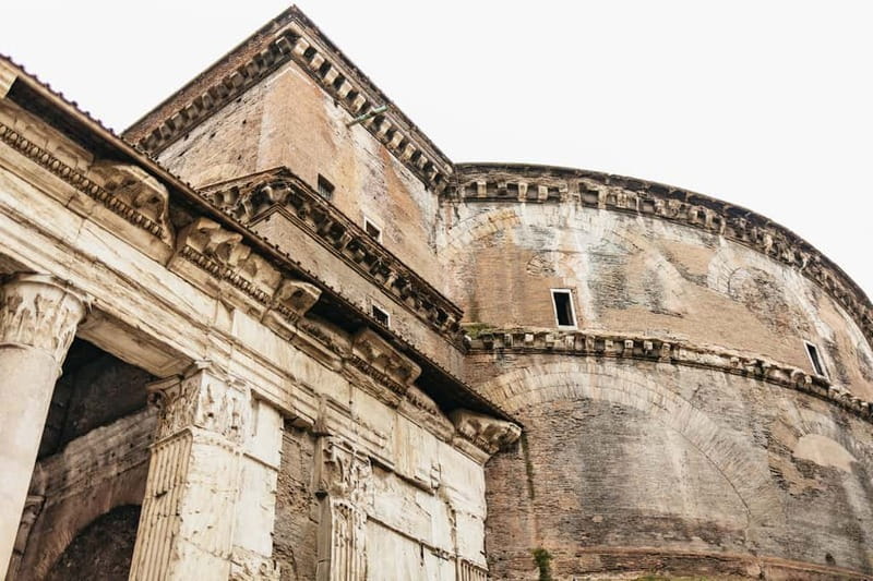 Rome: Pantheon Fast-Track Ticket and Official Audio Guide - Raphael, Queen Margherita, and the Pantheon’s tombs