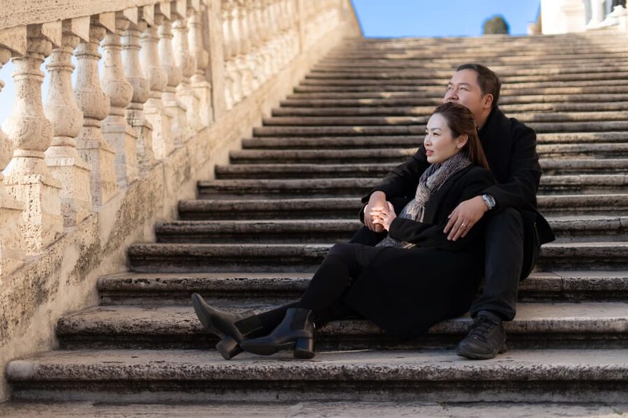 Rome: Personalized Photoshoot outside the Colosseum - How the posing works for couples and families