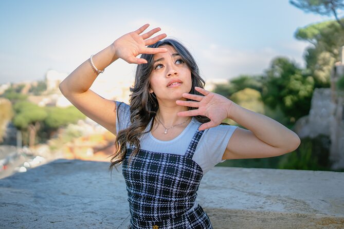 Rome: Photo Shoot in Rome with Professional Photographer - Trevi Fountain and the crowd problem