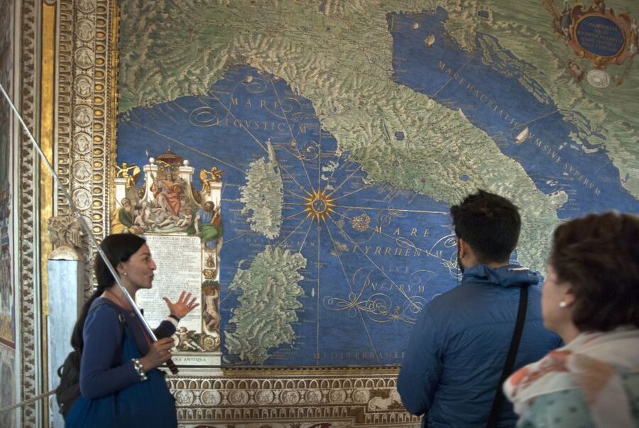 Rome: Skip the line Vatican Museums & Sistine Chapel Tour - The guides and headset system
