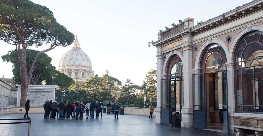 Rome: Skip the line Vatican Museums & Sistine Chapel Tour - Meeting your guide near Viale Giulio Cesare