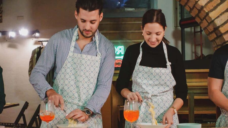 Rome: Spritz & Spaghetti Cooking Class - Choosing between carbonara and cacio e pepe