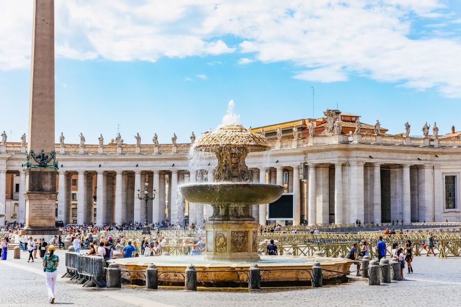 Rome: St. Peter's Basilica, Square and Grottoes Guided Tour - Michelangelo, Bernini, and Bramante inside the basilica