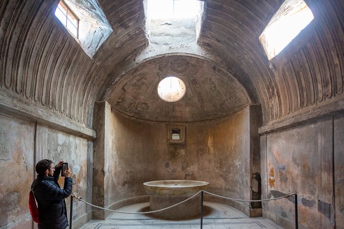 Rome to Pompeii, Sorrento & Capri: 2-Day South Italy Tour - Capri and the Blue Grotto in high season