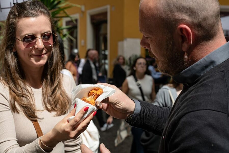 Rome: Trastevere & Campo de Fiori Street Food Walking Tour - What the guides add to the food