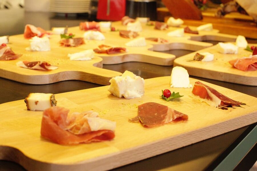 Rome: Trastevere Guided Food and Wine Tour with 20+ Tastings - The guides shape the entire evening