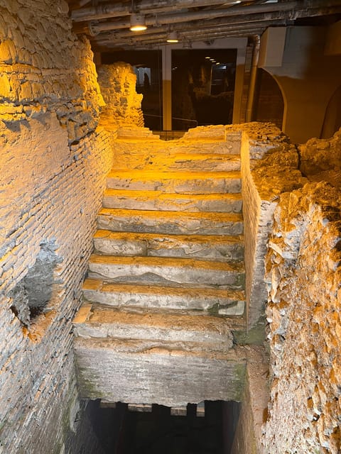 Rome: Trevi Fountain District Underground Tour and Ice Cream - Why the guide makes the small site work