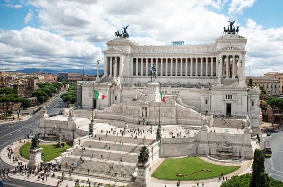 Rome: Vittoriano with Rooftop & Palazzo Venezia Hosted Entry - Entering Piazza Venezia and the Vittoriano