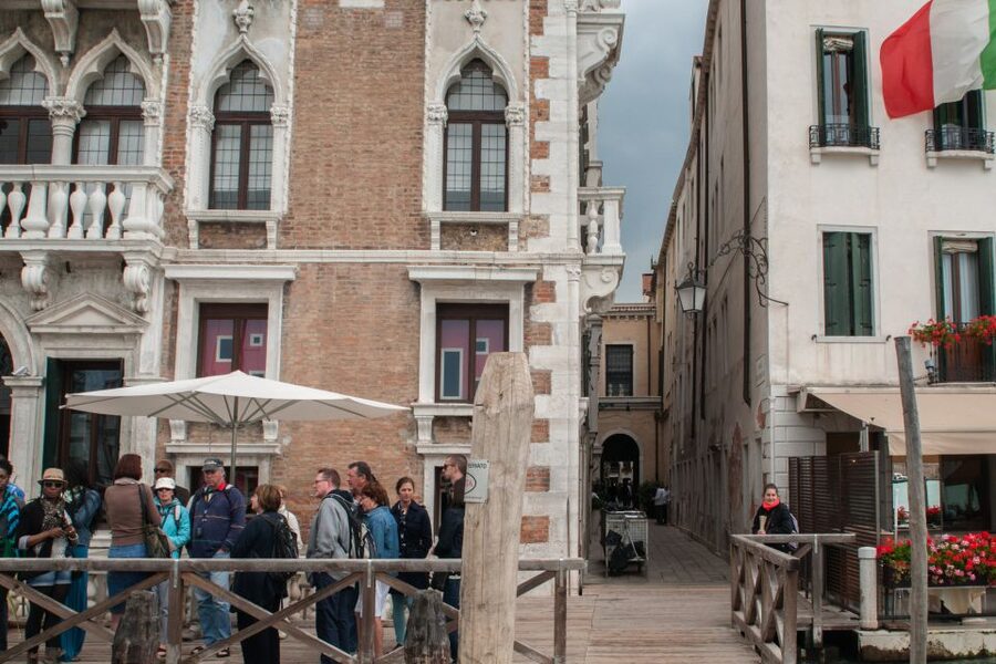 Secret Venice & Gondola Tour - Why the quiet piazzas matter