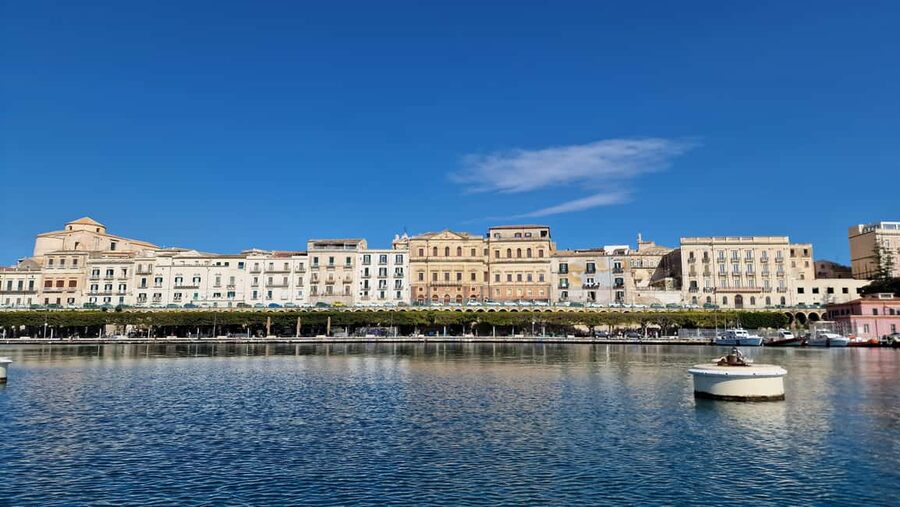 Siracusa: Ortigia & Sea Caves Speedboat Tour with Swim Stop - Guides, stories, and the soundtrack
