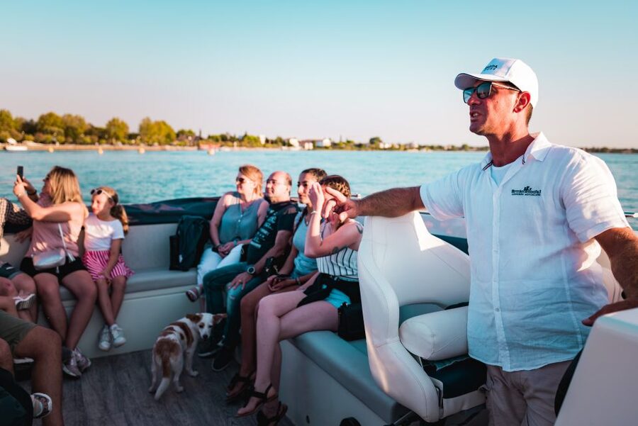 Sirmione: 25 Minute Boat Cruise around the Peninsula - Finding the harbor below Scaligero Castle