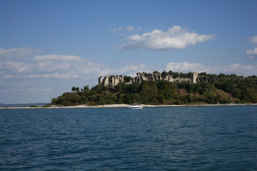Sirmione: 25 Minute Boat Cruise around the Peninsula - Leaving the small harbor and seeing the castle from the lake