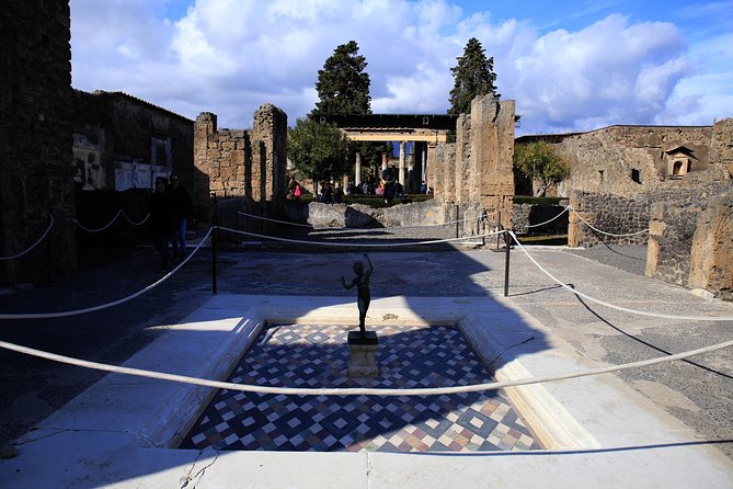 Skip the Line Guided Tour of Pompeii led by an Archaeologist - Walking Via dell’Abbondanza
