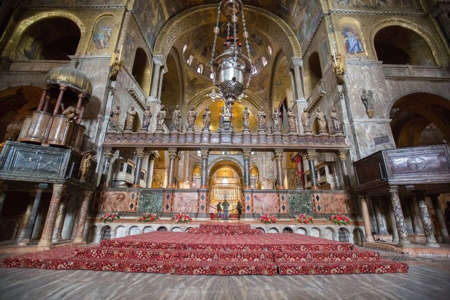 Skip the Line: St. Mark's Basilica Guided Tour - What the guide explains inside the Golden Basilica