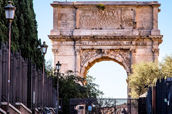 Small Group Tour: Colosseum & Roman Forum with Arena Floor Access - A small group, but not a private tour