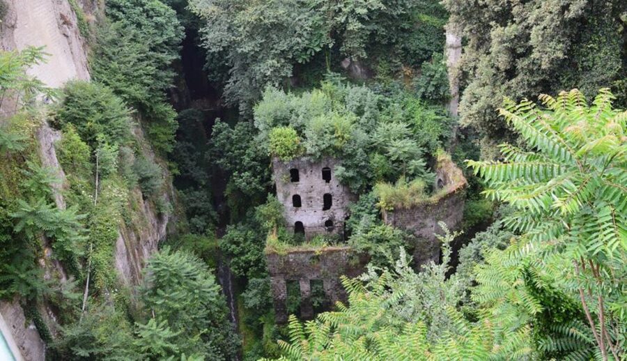 Sorrento: Guided Walking Tour & Limoncello Tasting - The 13th-century Chiostro di San Francesco