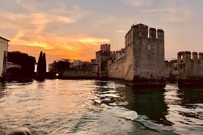 Sunset Tour in Sirmione - Prosecco, music, and the guide’s role
