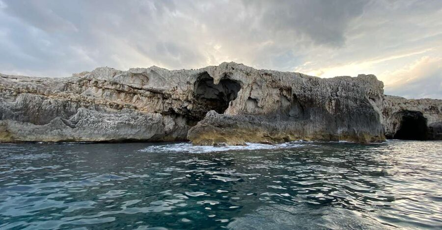 Syracuse: Boat Trip of Ortigia Island and Sea Caves - Arethusa Spring and Castello Maniace from offshore