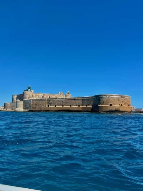 Syracuse: Ortigia Island and Sea Caves Boat Tour with Drinks - Finding the boat at Via Malta, 26