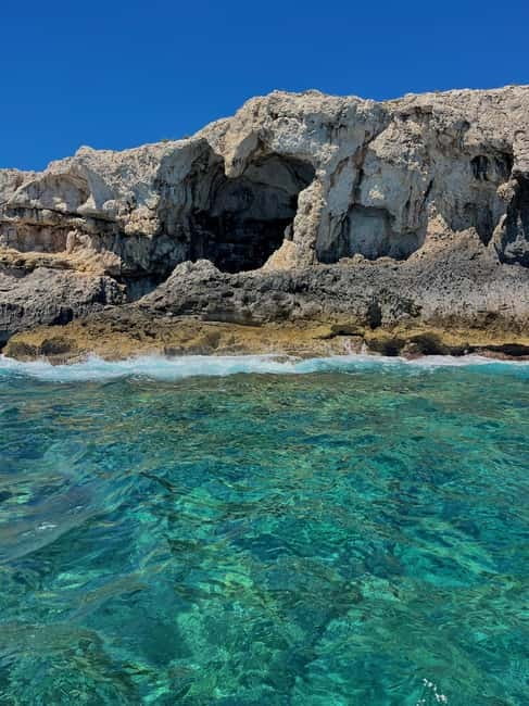 Syracuse: Ortigia Island and Sea Caves Boat Tour with Drinks - Sea caves and the heart-shaped cave