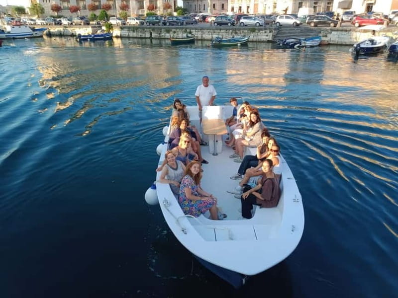 Syracuse: Ortigia Island and Sea Caves Boat Tour with Drinks - The swim stop at Fonte Aretusa