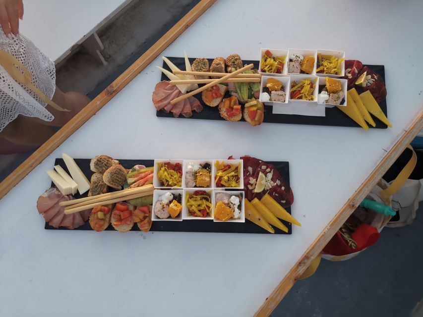 Syracuse: Ortigia Sunset Cruise with Aperitif - From the small port to Capuchin Cove