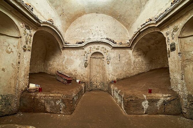 The Skull with the Ears: the Cult of the Dead in the Church of S. Luciella - What happens inside the church