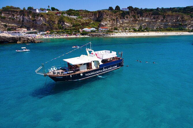 Tour of the Costa degli Dei by boat, 3 hours with aperitif included - Tropea Beach and the view back to town