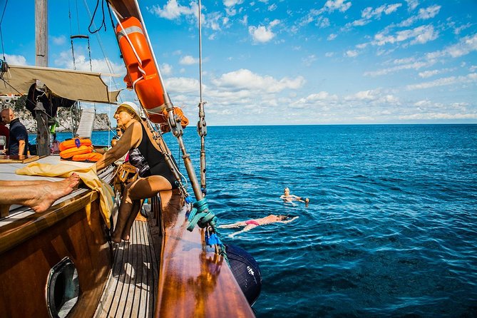 Tour of the island of Ischia in schooner - Grotte and the best use of the swimming breaks