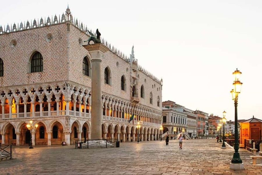 Venetian Lagoon Tour: Visit Murano, Burano and Torcello - Burano: the colorful finale