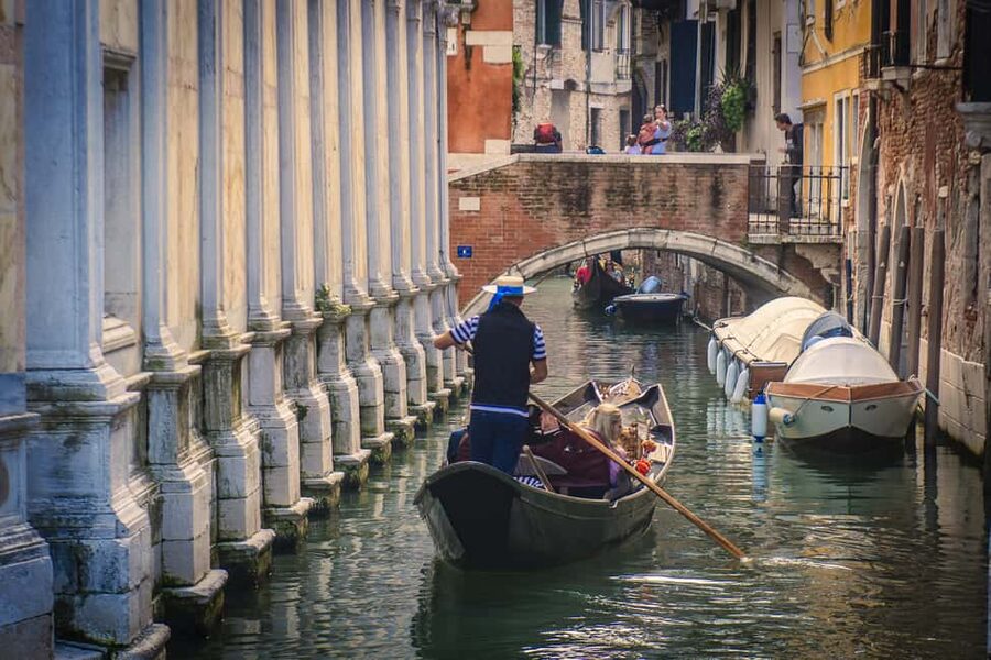 Venetian Private Sandolo tour - Thirty minutes through the canals