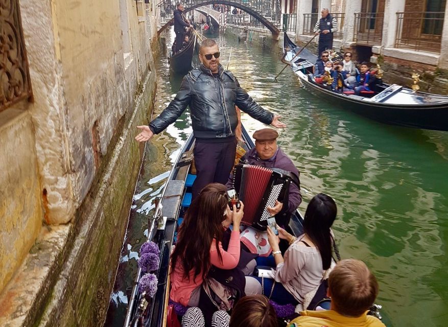 Venice: 30-Minute Gondola Ride on Grand Canal with Serenade - Shared or private: which option makes sense?
