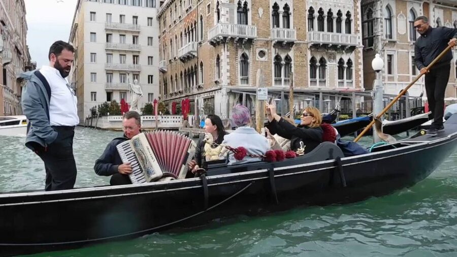 Venice: 30-Minute Gondola Ride on Grand Canal with Serenade - What this gondola ride is really like