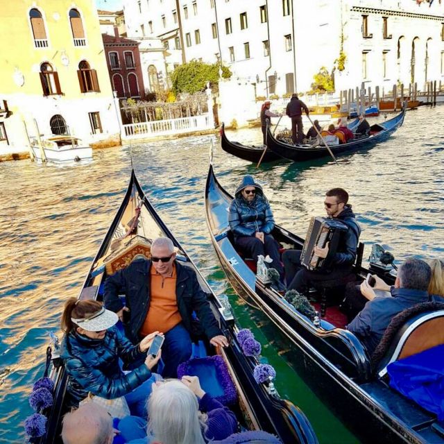Venice: 30-Minute Gondola Ride on Grand Canal with Serenade - How the serenade works in practice
