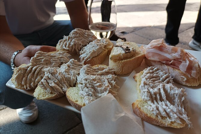 Venice Bacaro Food Tour: Eat and Drink like a Venetian - Calle de la Bissa and mozzarella in carrozza
