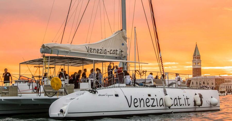 Venice: Catamaran Sunset Jazz Cruise with Aperitivo - Finding the red sails near Via Garibaldi