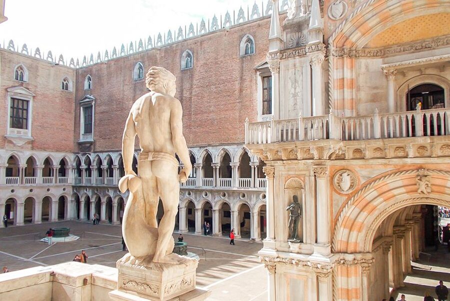 Venice: Doge's Palace and St. Mark's Basilica Tour - Crossing the Bridge of Sighs