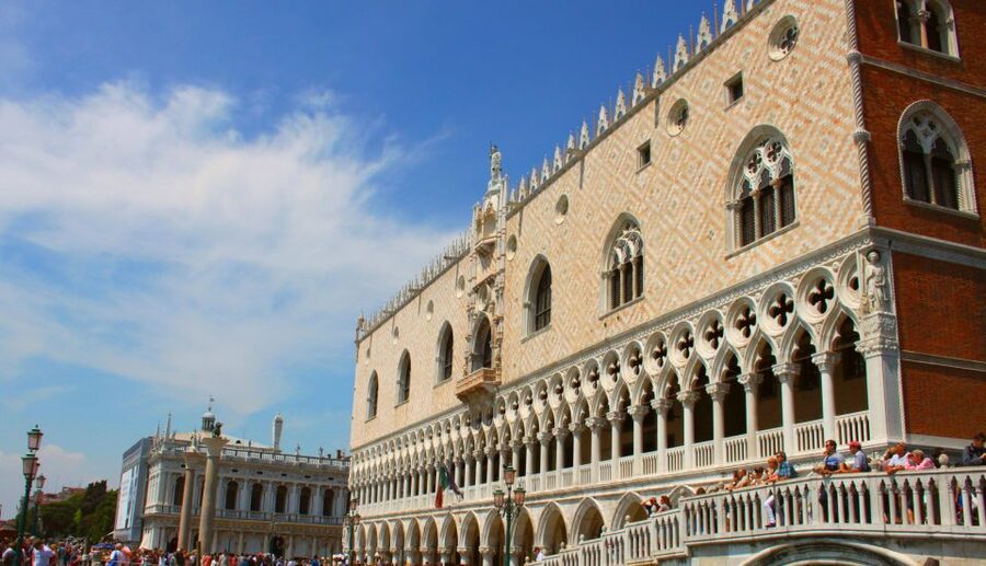 Venice: Doge's Palace, Bridge of Sighs & Prisons Guided Tour - Crossing the Bridge of Sighs