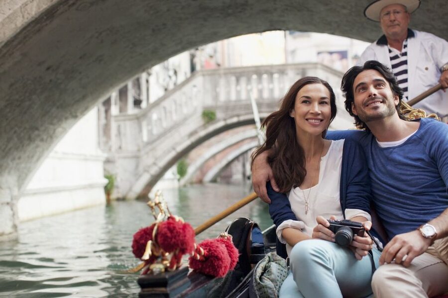 Venice: Grand Canal by Gondola with Live Commentary - A short gondola experience with more than a photo stop