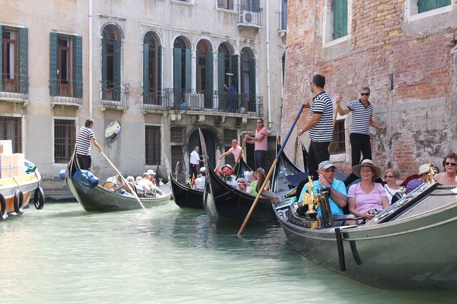 Venice: Grand Canal by Gondola with Live Commentary - The introductory walk gives the gondola a purpose