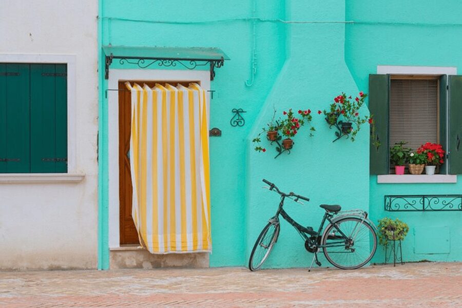 Venice Islands: Murano Glass & Burano Colors Guided Visit - Burano’s colorful streets and two-hour visit