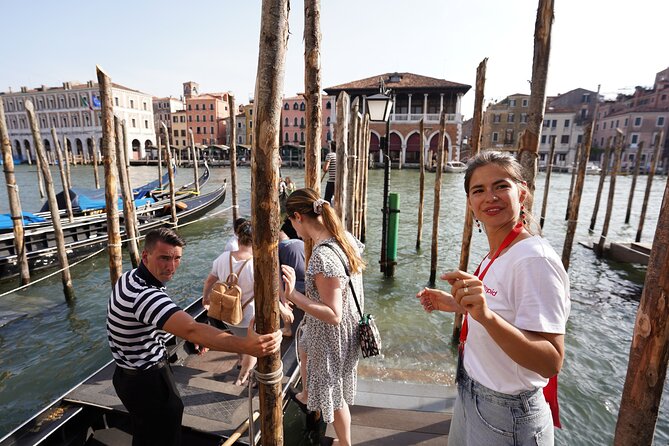 Venice Like a Local: Food, Wine & Spritz Tour with Traghetto Ride - Classic cicchetti near the Rialto Bridge