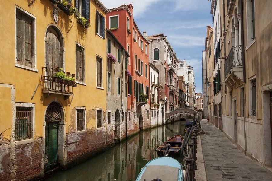 Venice: Morning Walking Tour - Guides, headsets, and the human side of the walk