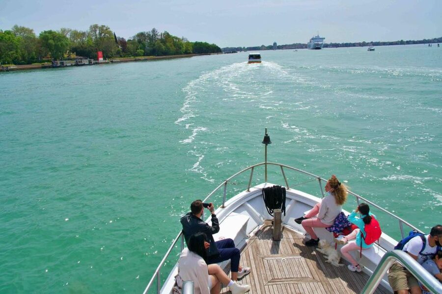 Venice: Murano and Burano Boat Tour with Glass Factory Visit - Burano: canals, painted houses, and free time