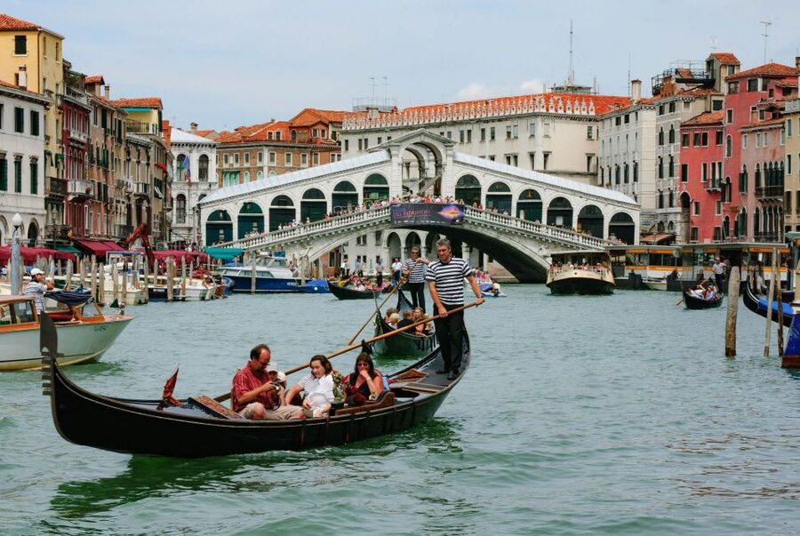 Venice: Private Gondola Cruise for up to 5 Passengers - Key points to know before booking
