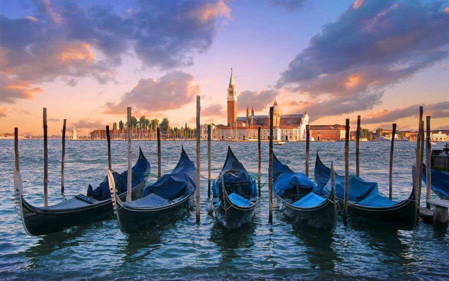 Venice: Private Gondola Cruise for up to 5 Passengers - Daytime or nighttime: choosing the better departure