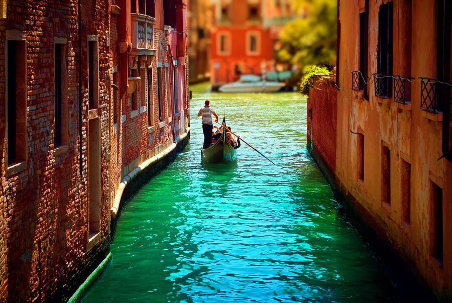 Venice: Private Gondola Cruise for up to 5 Passengers - What is included, and what you still need to arrange
