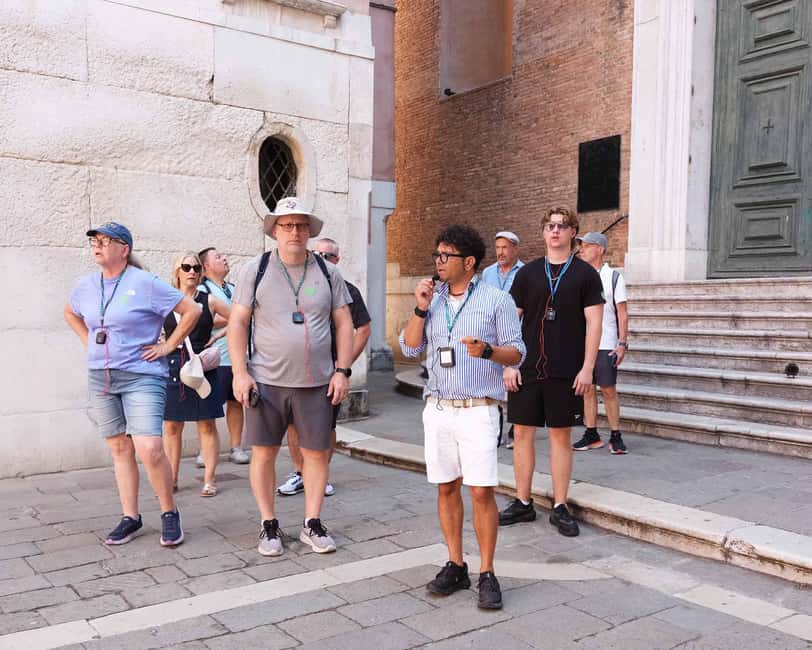 Venice: Rialto Bridge & Offbeat Unusual Venice Walking Tour - Adding the gondola ride for the classic Venice moment