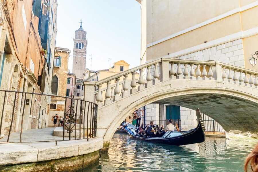 Venice: Traditional Shared Gondola Ride - What the gondolier does, and does not do